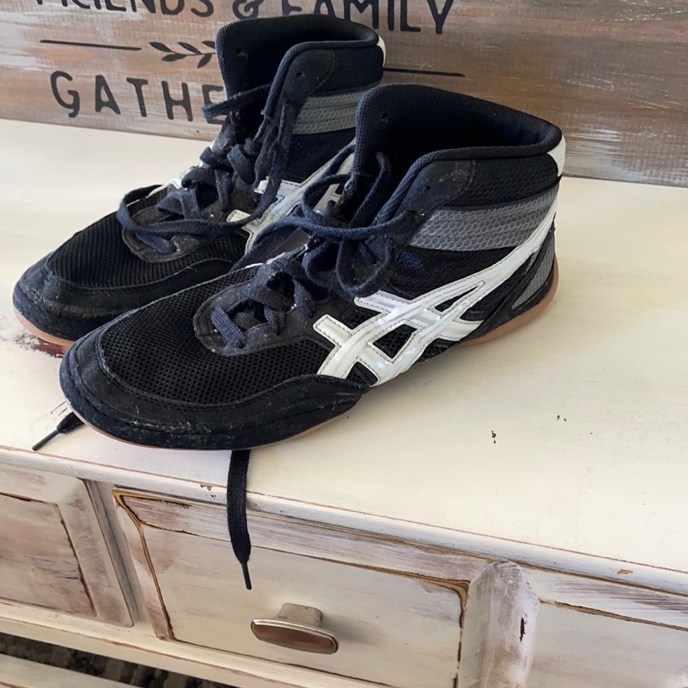 ASICS men’s wrestling shoes